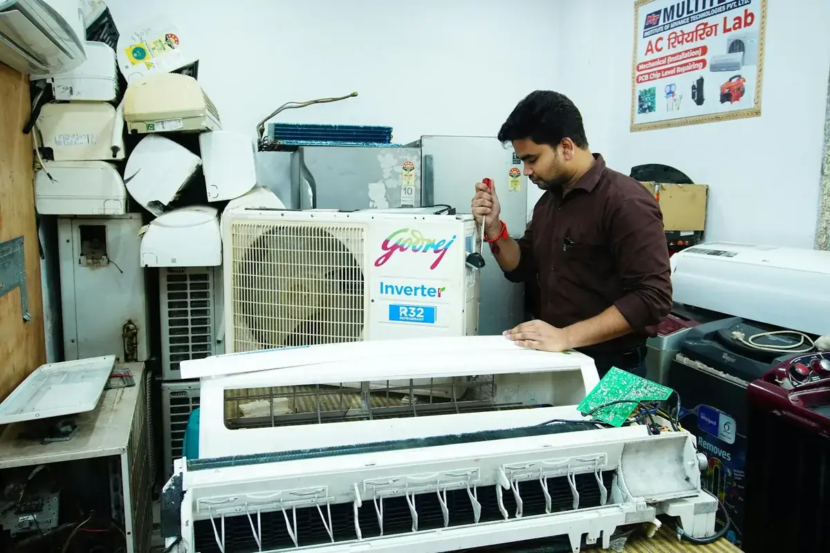HVAC contractor working in Dallas, TX