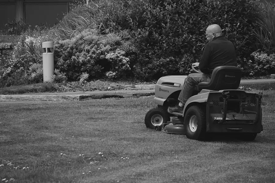 Landscaping contractor working in Brampton, ON