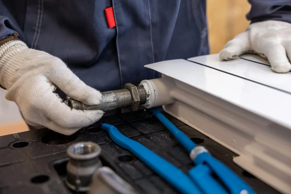Plumbing contractor working in Brampton, ON