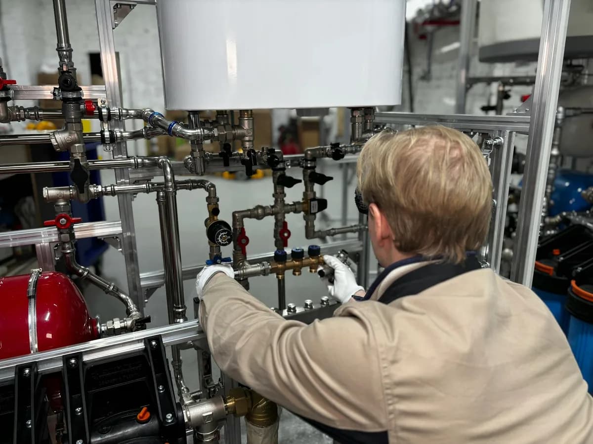 Plumbing contractor working in Gold Coast, QLD