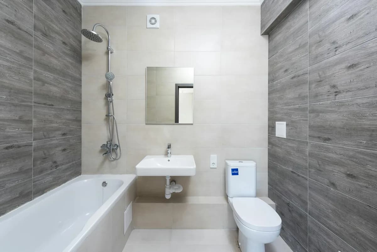 Plumbing contractor working in Jacksonville, FL
