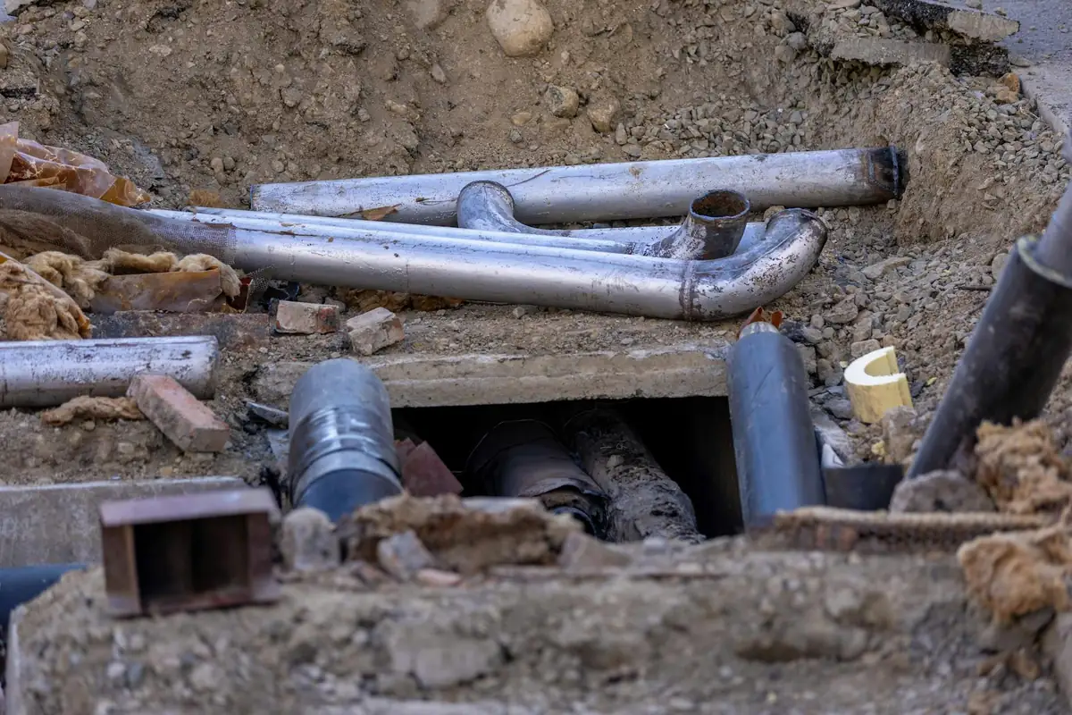 Plumbing contractor working in Mesa, AZ