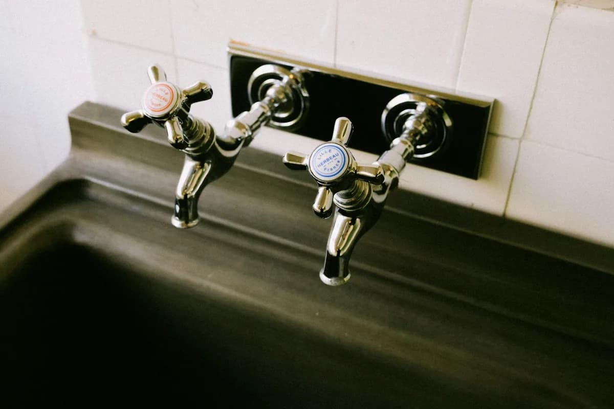 Plumbing contractor working in Raleigh, NC