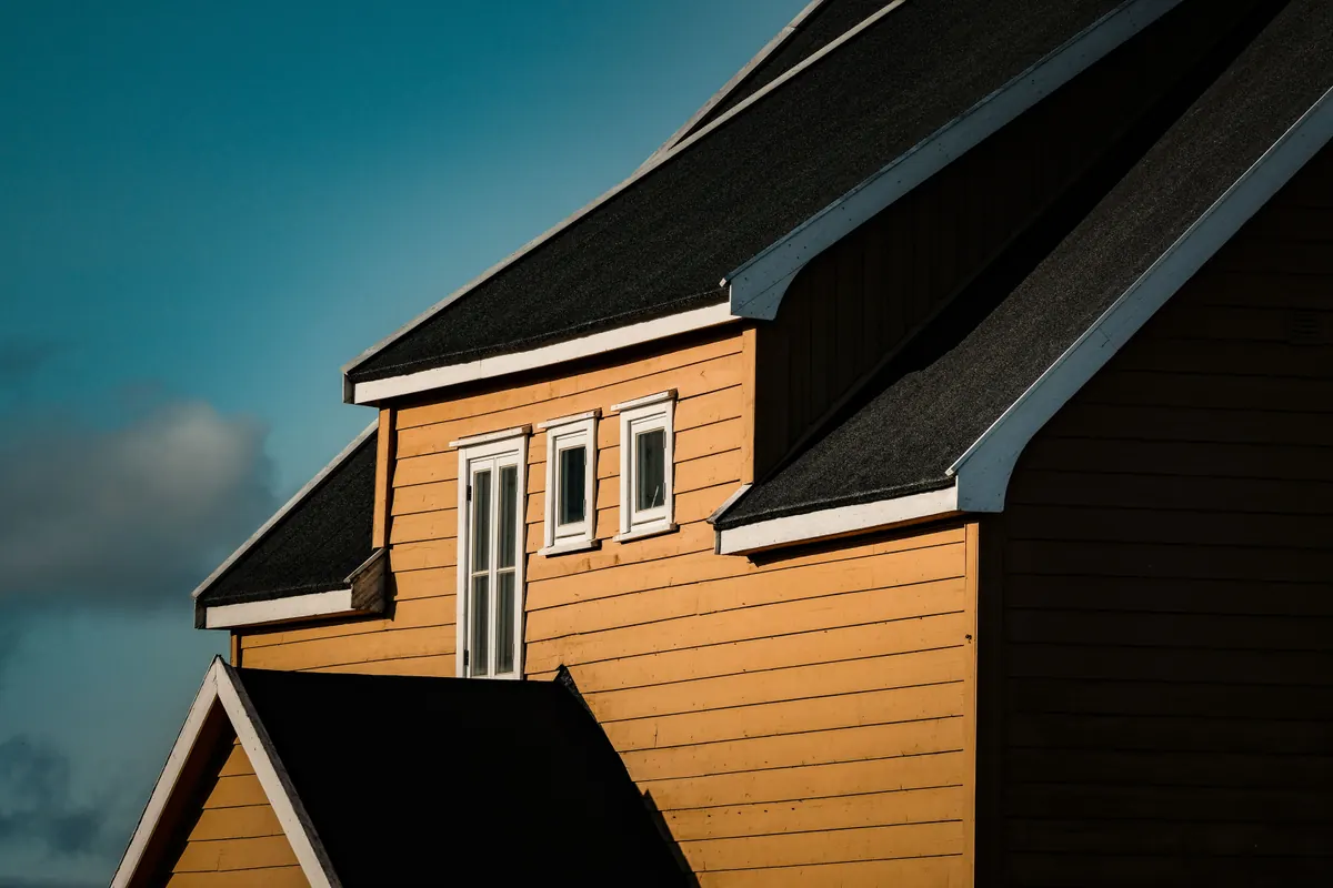 Siding contractor working in Anaheim, CA