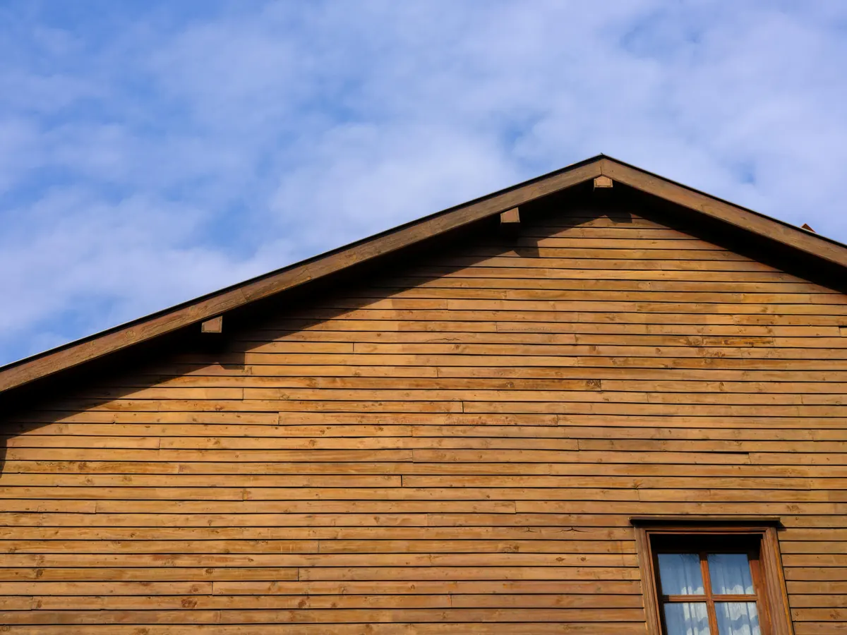 Siding contractor working in Miami, FL