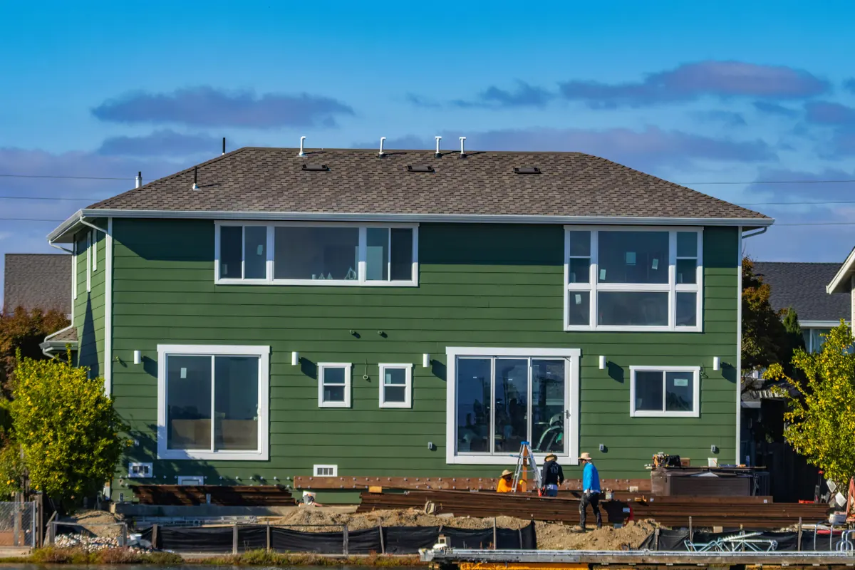 Siding contractor working in Oakland, CA