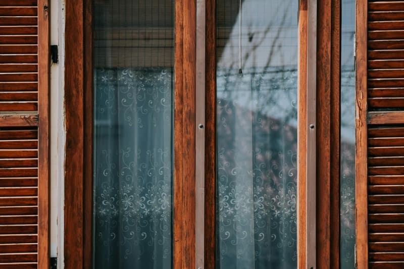 comparison of vinyl, wood, and fiberglass window frame materials